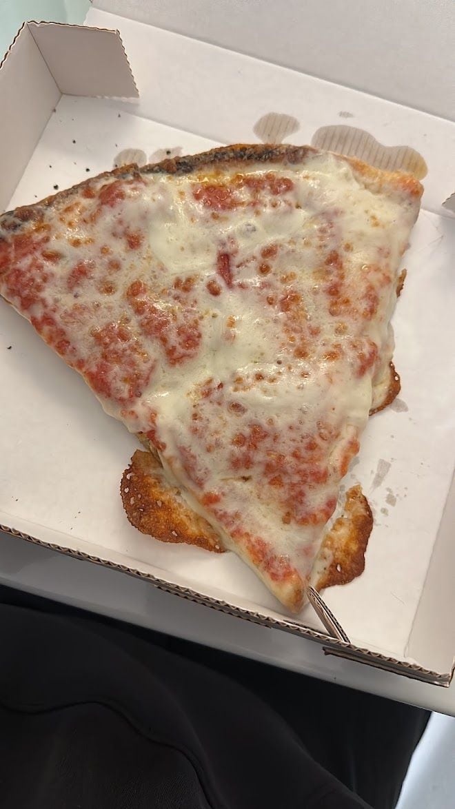 Un grande trancio di pizza margherita di Vitantonio's, Monza